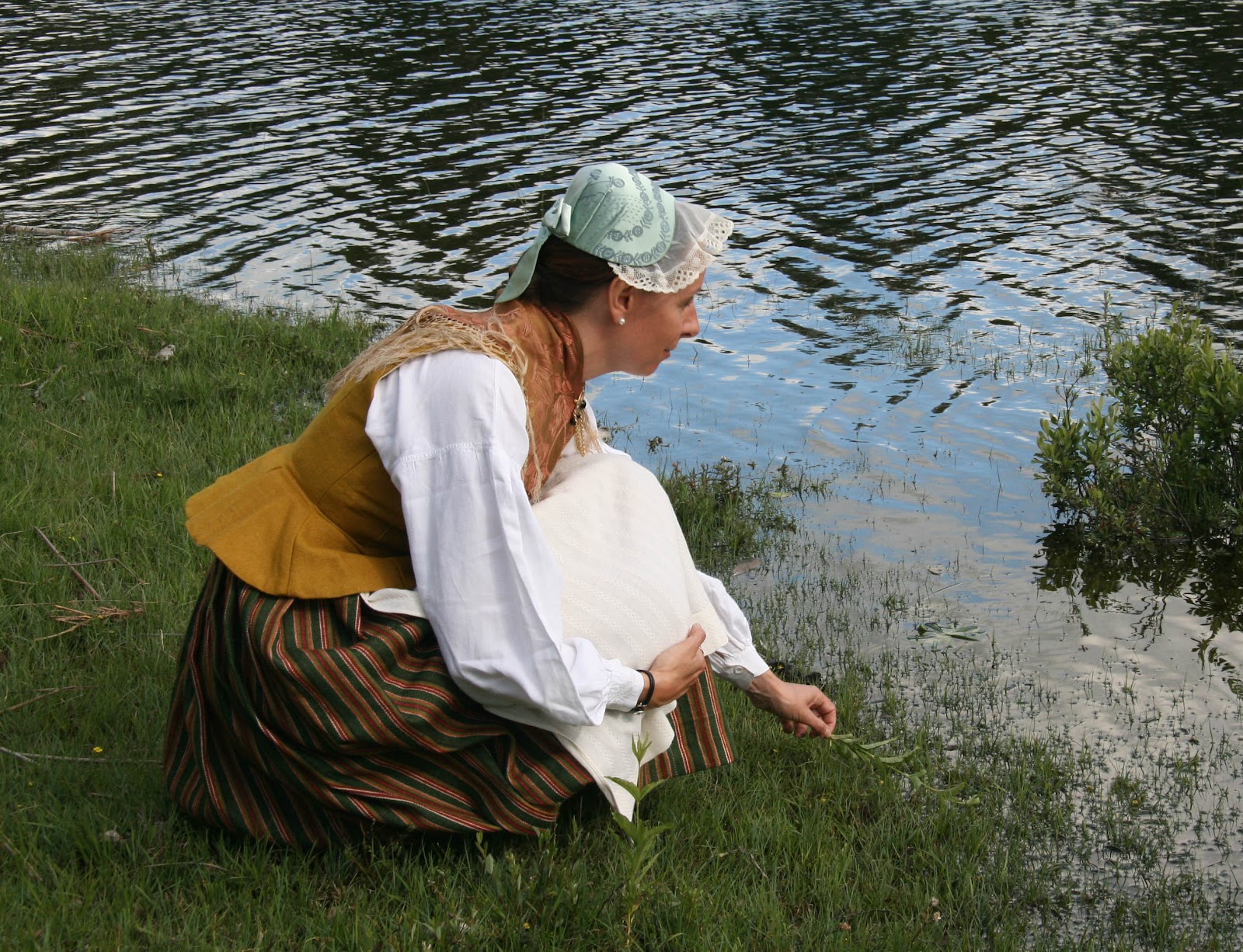 Småland, Tveta. Den tidiga varianten av Tvetadräkten med senapsgult livstycke i 1700-tals modell. Foto Depui.