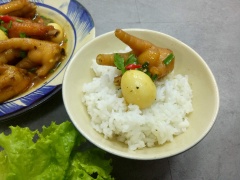 Cho chân gà kho trứng cút ra đĩa dùng với cơm nóng và đồ chua. Nếu thích ăn cay bạn cho thêm ớt vào ăn càng ngon nhé. Đây là món ăn rất tuyệt vời dành cho những bạn vừa thích gặm chân gà vừa thích ăn cơm nhà!