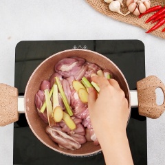 Đầu tiên, 500gr lòng non sơ chế sạch sẽ, cắt bỏ phần mỡ. Sau đó làm nóng nồi trên bếp rồi cho lòng heo vào, thêm 3 cây sả khúc đập dập, 20gr gừng lát, đổ 100ml nước lọc vào đậy nắp luộc sơ lòng trong 5 phút. ( Không luộc quá lâu lòng sẽ bị dai ).