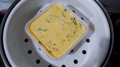 Bạn có thể dùng tăm kiểm tra độ chín của chả, tăm không ướt dính là chả đã chín đều đó nhé. Chả chính bạn chỉ cần rắc tiêu lên trên là có thể thưởng thức với cơm nóng rồi.
