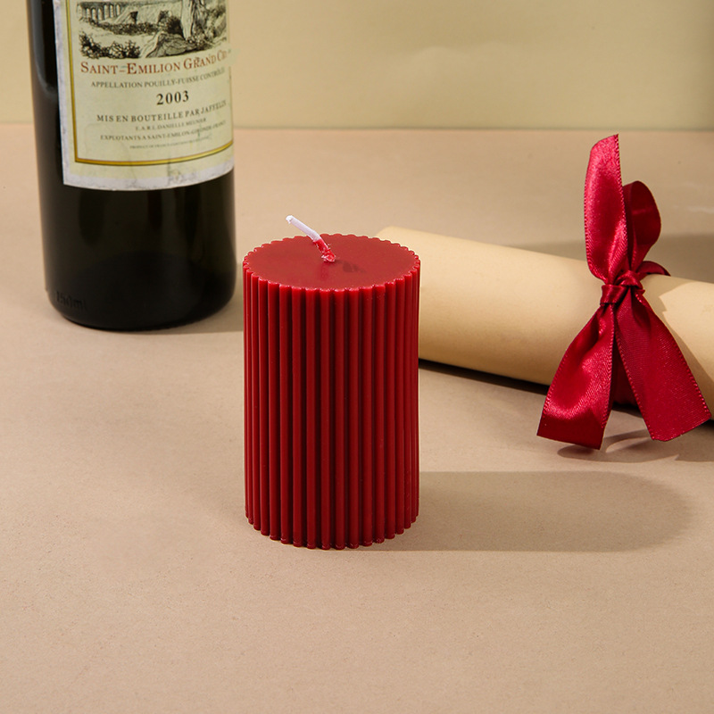 Gerillte Duftkerze aus Sojamischung, Weinrot, zylindrisch