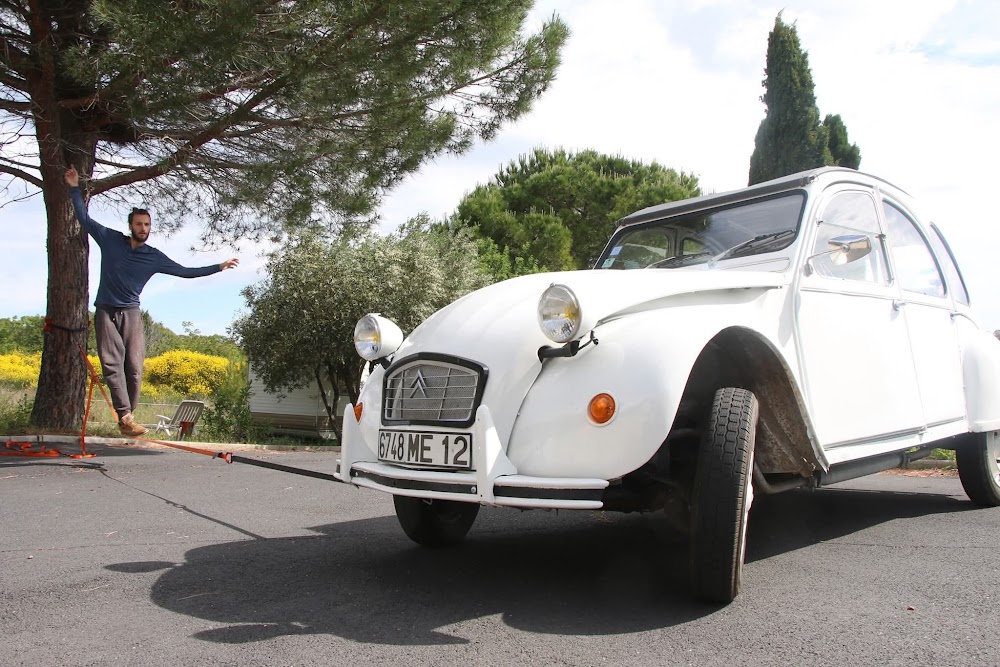 Spectacle de slackline sur la 2CV