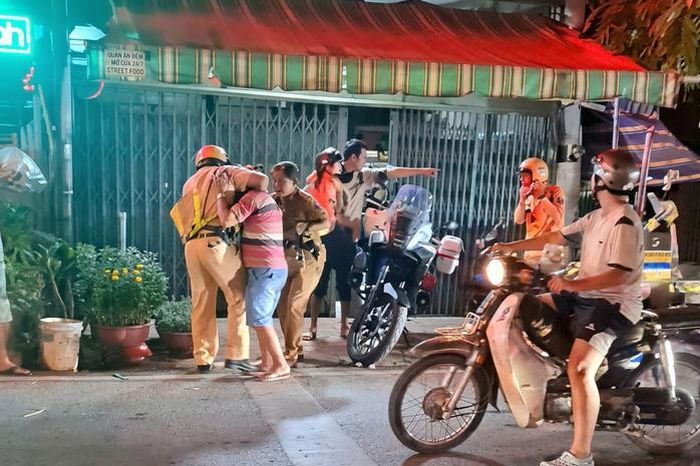 Làm rõ hành vi nhóm người có hành vi cản trở CSGT TPHCM - Báo Người Lao Động