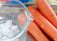 Cà rốt gọt bỏ vỏ thái khúc (Nếu cà rốt non chỉ cần rửa sạch).