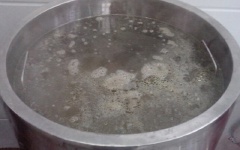 Phi thơm hành tím với 2 muỗng canh dầu ăn trong nồi, đổ khoảng 1 lít nước vào, nấu sôi. Khi nước sôi, cho cần nước vào.