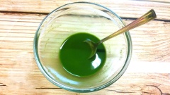 Hòa bột trà xanh pha với nước ấm cho tan.