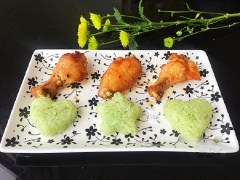 Xôi chín cho ra đĩa ăn cùng cánh gà chiên nước mắm ở trên.