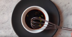 Bột Dashi hòa với nước trong 1 cái chén nhỏ. Cho tất cả các nguyên liệu bao gồm nước tương, nước cốt chanh (chanh Việt Nam), nước cốt chanh vàng, hỗn hợp Dashi, rượu Mirin, giấm gạo, hành lá băm, khuấy tan là hoàn thành.