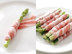 Bắc chảo lên bếp, chế dầu vào làm nóng. Tỏi xắt lát mỏng sau đó cho vào chảo phi vàng thơm, rồi lần lượt thả thịt ba chỉ cuộn vào áp chảo. Lật liên tục để thịt cháy xém, chín đều các mặt và chuyển sang màu vàng nâu là có thể lấy ra.