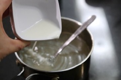 Trong một bát nhỏ, hòa tan bột ngô trong 3 thìa canh nước. Lấy lát gừng từ hỗn hợp ban đầu ra. Cho thêm vào trong đó muối và hạt tiêu. Sau đó, vừa khuấy vừa cho từ từ bột bắp loãng vào. Ngừng thêm bột bắp loãng khi hỗn hợp có vẻ sánh đặc.