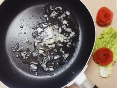 Cho 3 muỗng canh vào chảo, thêm hành tím băm và tỏi vào phi thơm xong vớt ra để riêng. Dùng lại chảo dầu đó thêm sườn đã ướp vào chiên vàng đều, vớt ra để riêng.