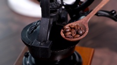 Xay cà phê: Xay thô hạt cà phê. Không nên xay quá mịn vì khi ấn Piston sẽ khiến bột bị lẫn vào nước cà phê sau cùng.