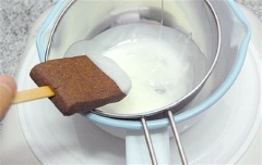 Khi bánh sắp chín, tranh thủ đun chảy chocolate trắng ra. Gỡ bánh xong thì nhúng ngay 1 đầu vào chocolate.