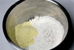 Trộn đều bột bắp với bột mì rồi rây hỗn hợp bột vào với hỗn hợp bắp và trộn đều.