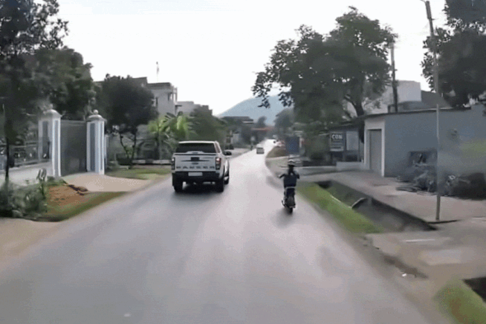 Clip: Bán tải tạt đầu ép xe máy điện đi lên vỉa hè - Báo Tiền Phong
