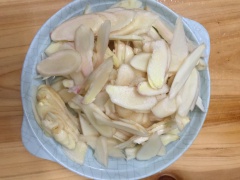 Mình chọn mua nguyên liệu gừng non có màu hơi trắng và ít sơ, làm mứt sẽ ít cay hơn nhé! Đem gừng rửa sạch, không cần gọt vỏ, cắt thành những lát mỏng 3mm. Sau đó đem rửa sạch rồi vớt ra để ráo nước.
