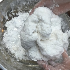 Làm bột bánh: Đun sôi khoảng 200ml nước trong nồi. Trong lúc chờ, cho bột năng ra tô. Đổ từ từ nước sôi vào, dùng tay nhào kỹ và trộn bột thành một khối mềm, mịn.