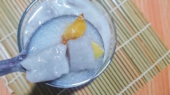 Cuối cùng chỉ cần cho bột khoai vào chén, thêm nước đường gừng và nước cốt dừa lên trên là có thể thưởng thức rồi. Nên dùng ngay khi còn nóng, chè sẽ thơm ngon hơn.