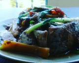 Cho cá ra dĩa, xếp hành lá cắt khúc lên trên, thêm ít tiêu! Hao cơm lắm luôn ak!
