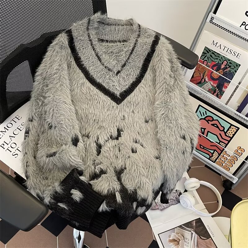 V-neck sweater in vintage style with gradient