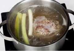 Cho 2 lít nước, bắp bò vào nồi cùng hành lá, 5 muỗng canh rượu trắng. Bật bếp, đun khoảng 50 phút. Đầu tiên đun bằng mức lửa to, khi nước luộc thịt sôi bùng lên được một lúc điều chỉnh xuống mức lửa nhỏ, đun lim rim cho bắp bò chín nhừ. Vớt bắp bò ra, cho sang một nồi khác, lấy lại khoảng 6 cốc nước thịt luộc.