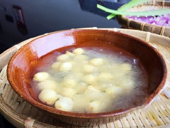 Chè nha đam hạt sen là món ăn siêu mát và bổ dưỡng thích hợp thanh nhiệt cơ thể, an thần, ngủ ngon hơn. Món này rất tốt cho người cao tuổi nhé!