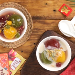Cuối cùng bạn múc chè ra bát chan nước cốt dừa, rắc thêm mè trắng lên trên để trang trí rồi mời cả nhà cùng thưởng thức nhé.