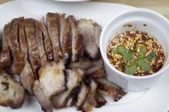 Thịt heo nướng kiểu Isaan đơn giản nhưng mang lại hiệu quả cực ngon miệng. Trong quá trình nướng bạn có thể thăm chừng để có thể ở miếng thịt cho chín đều giú thịt nướng chín tới mà không vị cháy khét.