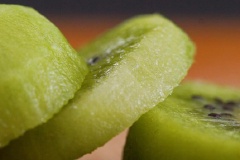 Làm nóng lò nướng ở 100 độ C. Kiwi rửa sạch, gọt vỏ. Thái kiwi, dâu tây, cam thành các lát mỏng khoảng 5mm. Đặt kiwi, dâu tây, cam đã thái vào khay có lót giấy nến. Cho khay vào lò nướng cho đến khi trái cây khô lại. Lấy ra để riêng.