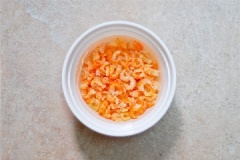 Tôm khô ngâm nước cho mềm.