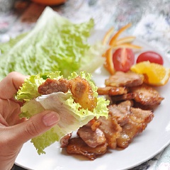 Bạn chuẩn bị rau xà lách rồi cũng gói rau y chang phim Hàn Quốc nha! Cả gia đình quây quần bên nhau và vừa thưởng thức món này, vừa trò chuyện rôm rả thì thú vị vô cùng luôn.