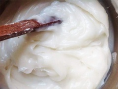 Cách làm bột bánh hỏi: Cho chỗ bột đã ráo nước vào nồi, đổ từ từ nước vào, khuấy đều cho chỗ bột vừa tan ra, chỗ bột lỏng là được. Đặt nồi bột làm bánh hỏi lên bếp, đun lửa nhỏ, khuấy nhẹ và đều tay. Đun đến khi bột bánh hỏi đặc lại thì tắt bếp, tiếp tục khuấy bột, gom vào giữa. Khi chỗ bột bánh hỏi đặc lại thành khối thì cho ra khỏi nồi. Nhồi sơ qua rồi vê bột làm bánh hỏi thành thỏi dài, có đường kính nhỏ hơn khuôn ép bánh hỏi một chút.