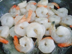 Bắc chảo lên bếp, cho vào 1 muỗng canh dầu. Dầu hơi nóng cho tôm vào xào nhanh với lửa lớn. Khi thấy tôm chuyển màu hồng là tôm vừa chín, cho tôm ra tô.