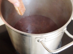 Khi nồi đậu đỏ sôi thì đổ 30gr bột nếp, thêm đường, muối vào khuấy đều cho tan ra. Nếm thử tùy theo khẩu vị và đợi đậu hoàn toàn chín bở thì tắt bếp.