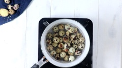 Gọt vỏ khoảng 600gr khoai môn, một nửa cắt khúc vuông, một nửa đem bào sợi. Sau đó cho phần khoai cắt vuông vào nồi hấp chín trong 30 phút, đến khi khoai mềm dẻo là được. Luộc 20 trứng cút lộn, bóc vỏ và để vào tô.