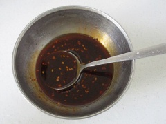 Pha 30ml nước tương, 15ml dầu ớt, 15ml giấm gạo, 1 muỗng cà phê mè rang trong tô nhỏ. Khuấy đều nước sốt tương bằng muỗng cho tất cả hòa tan vào nhau. Rưới nước sốt vừa làm lên tô chả lụa. Trộn đều hỗn hợp đến khi tất cả hòa quyện vào nhau là được.
