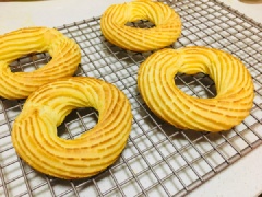 Cho bánh vào nướng khoảng 35~40 phút. Để bánh ra khay cho nguội cắt, chia bánh làm hai rồi bắt kem chocolate vào giữa.