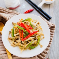 Gắp nấm ra đĩa và ăn kèm với cơm nóng để hương vị thơm ngon nhất. Lâu lâu đổi vị cho cả nhà bạn nhé!
