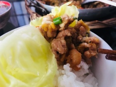 Vậy là xong, món này ăn kèm với cơm trắng + xà lách ngon miễn chê luôn. Hoặc nếu bạn đang trong thời kỳ diet có thể ăn chung với salad cải xanh + cà chua nhé. Chúc cả nhà ngon miệng.