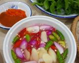 Hành lá, ngò gai, giá, quế rửa sạch. Hành lá, ngò gai xắt chỉ, giá đất hấp cỡ 3 phút. Phở ăn kèm tương ớt và mắm nguyên chất xắt ớt. Mình dầm thêm hành tỏi ớt chua.