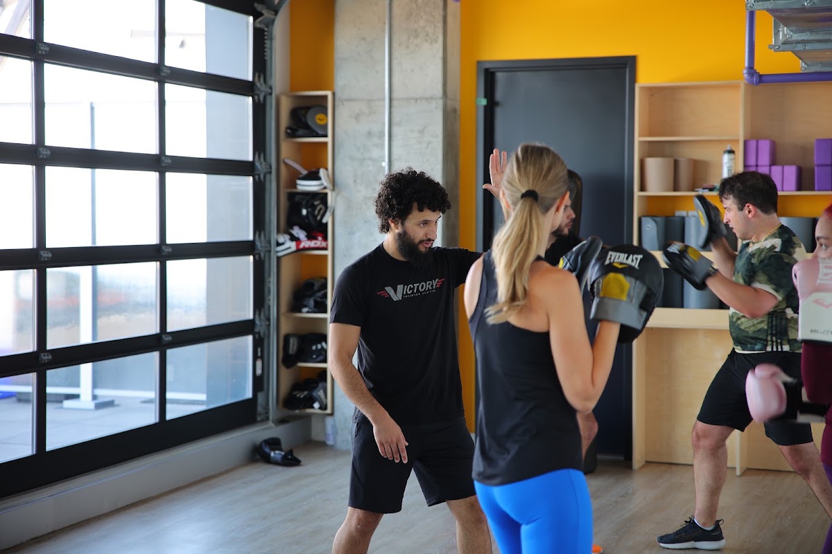 Active team break at Espaces Waverly Montreal — basketball court for corporate wellness