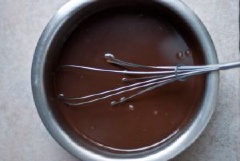 Bột cà phê cho vào phin cùng 50ml nước ấm, pha lấy nước. Sau đó, cho đường trắng, bột cacao, sữa tươi, muối vào nước cà phê, khuấy đều.