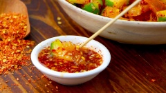 Gân bò trộn cóc non là món ăn vặt được nhiều người ưa thích, chỉ cần nhắc đến tên đã cảm thấy thèm nhức nhói rồi. Ngoài ra, món gân bò trộn cóc còn làm món nhậu cực hấp dẫn nữa nhé.