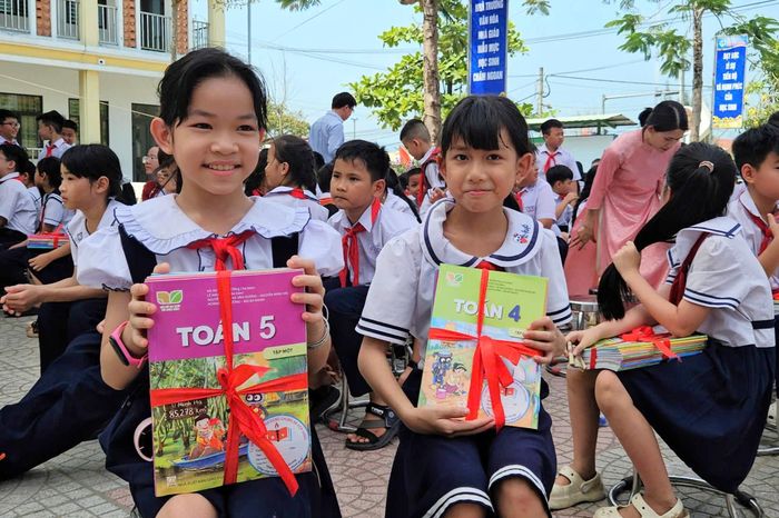 Xã đầu tiên trên cả nước cung cấp sách giáo khoa miễn phí cho học sinh - Báo Pháp Luật TP.HCM