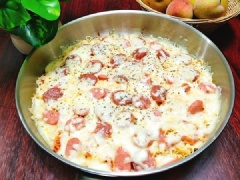 Rắc 1 lớp mỏng phô mai sợi lên trên mì, sau đó thêm nước sốt tương cà. Cuối cùng bạn xếp lạp xưởng và xúc xích rồi lại thêm 1 lớp phô mai nữa là xong. Giờ thì bạn cho chảo pizza mì tôm vào lò nướng 200 độ C đã được làm nóng sẵn, nướng khoảng 10-15 phút để bề mặt bánh hơi xém vàng là lấy ra khỏi lò.