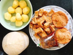 Khoai tây gọt vỏ. Tàu hủ cắt miếng chiên. Chả cá chay chiên. Khoai tây rửa sạch. Cắt thành những miếng vừa ăn. Chiên sơ cho vàng hai mặt.