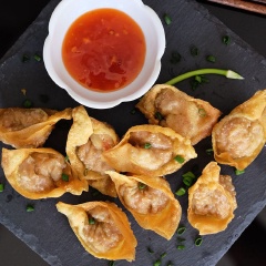 Bày há cảo chiên ra dĩa và thưởng thức cùng tương ớt. Với cách làm há cảo chiên tôm thịt giòn tan, nóng hổi chấm với sốt cay cay cực thích miệng. Đây chắc chắn là món ăn vặt được lòng tất cả mọi người đấy.