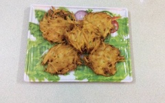 Gắp bánh ra đĩa, để nguội và chấm cùng tương ớt nếu thích nhé!