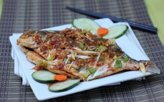Đun đến khi phần nước mắm hơi sánh đặc thì tắt bếp, thêm hành lá vào, múc ra đĩa dùng làm món mặn ăn với cơm.