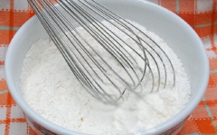 Đầu tiên, trộn đều bột mì, đường trắng, 1 muỗng canh bột nở, 1/2 muỗng cà phê muối vào 1 cái tô.